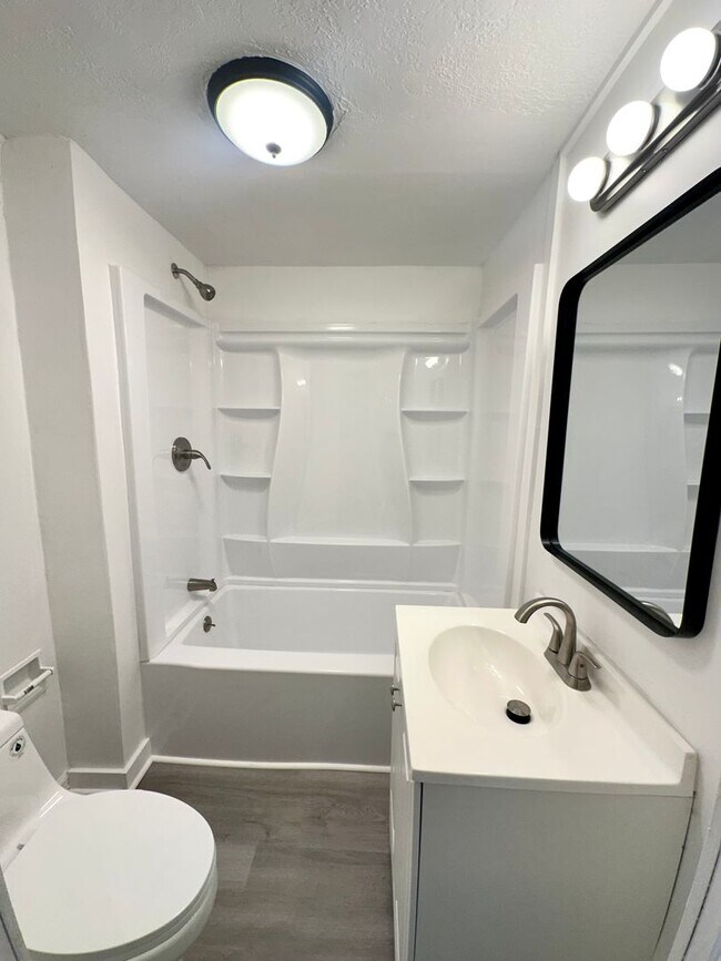 Foto del edificio - Renovated 2 Bed, 1 Bath Apartment in Sharp...