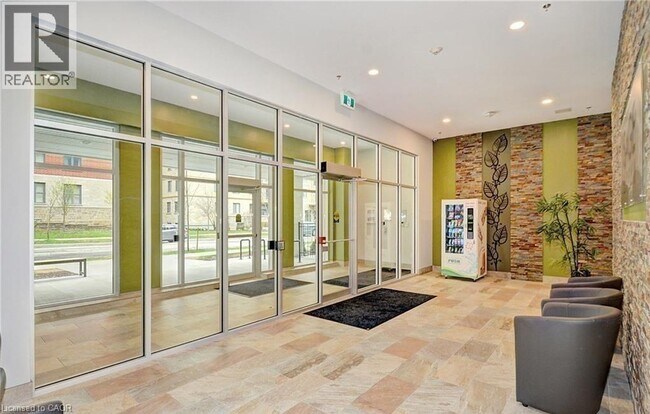 Photo du bâtiment - 308 Lester St