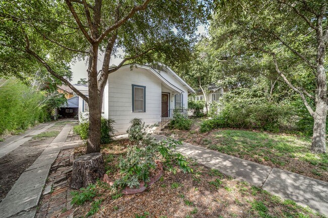 Foto del edificio - CHARMING 2-BEDROOM ALAMO HEIGHTS COTTAGE