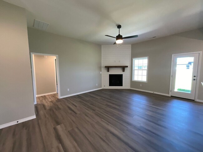 Building Photo - Gorgeous 2023 built Ozark home!