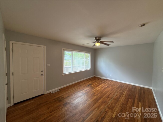 Foto del edificio - 9536 Trinity Rd