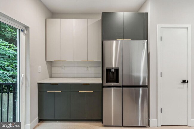 Foto del edificio - 2129 E Monmouth St