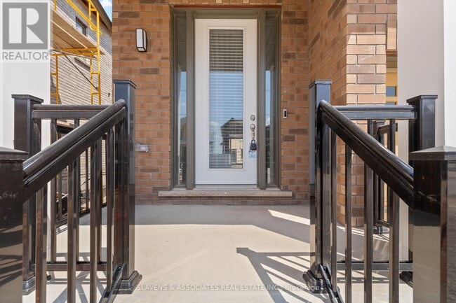 Building Photo - 16 Crossmore Cres