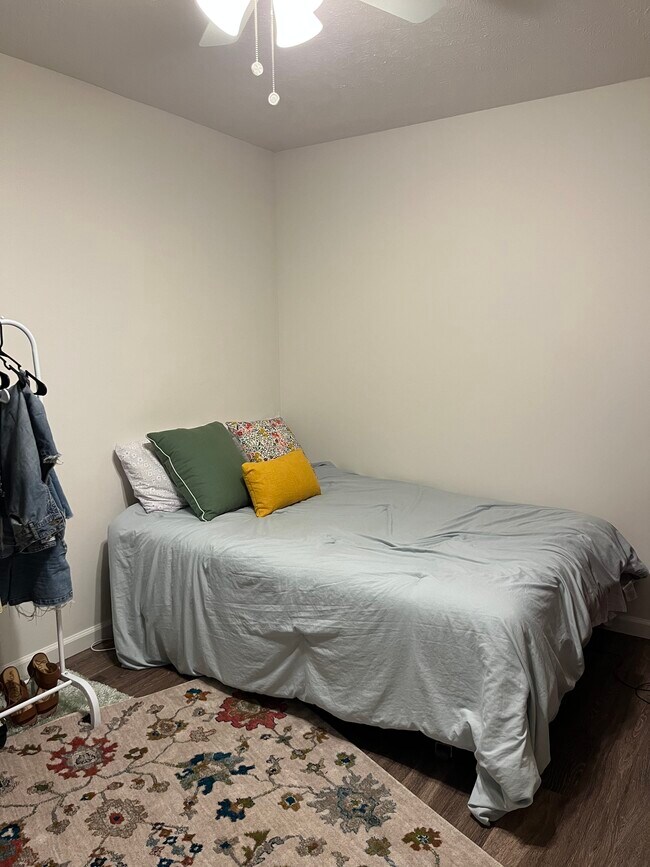 sublease room bed included - 206 S Linden St