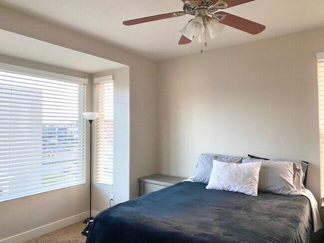 Foto del edificio - Beautiful 3 Bedroom Townhome in Daybreak!