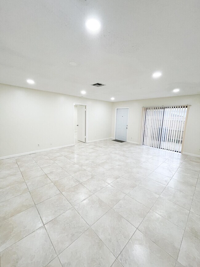 Foto del edificio - 4583 Barclay Crescent