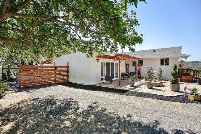 Building Photo - 1301 Duhig Rd