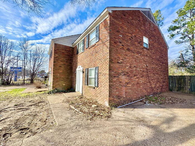 Building Photo - 1742 E Holmes Rd