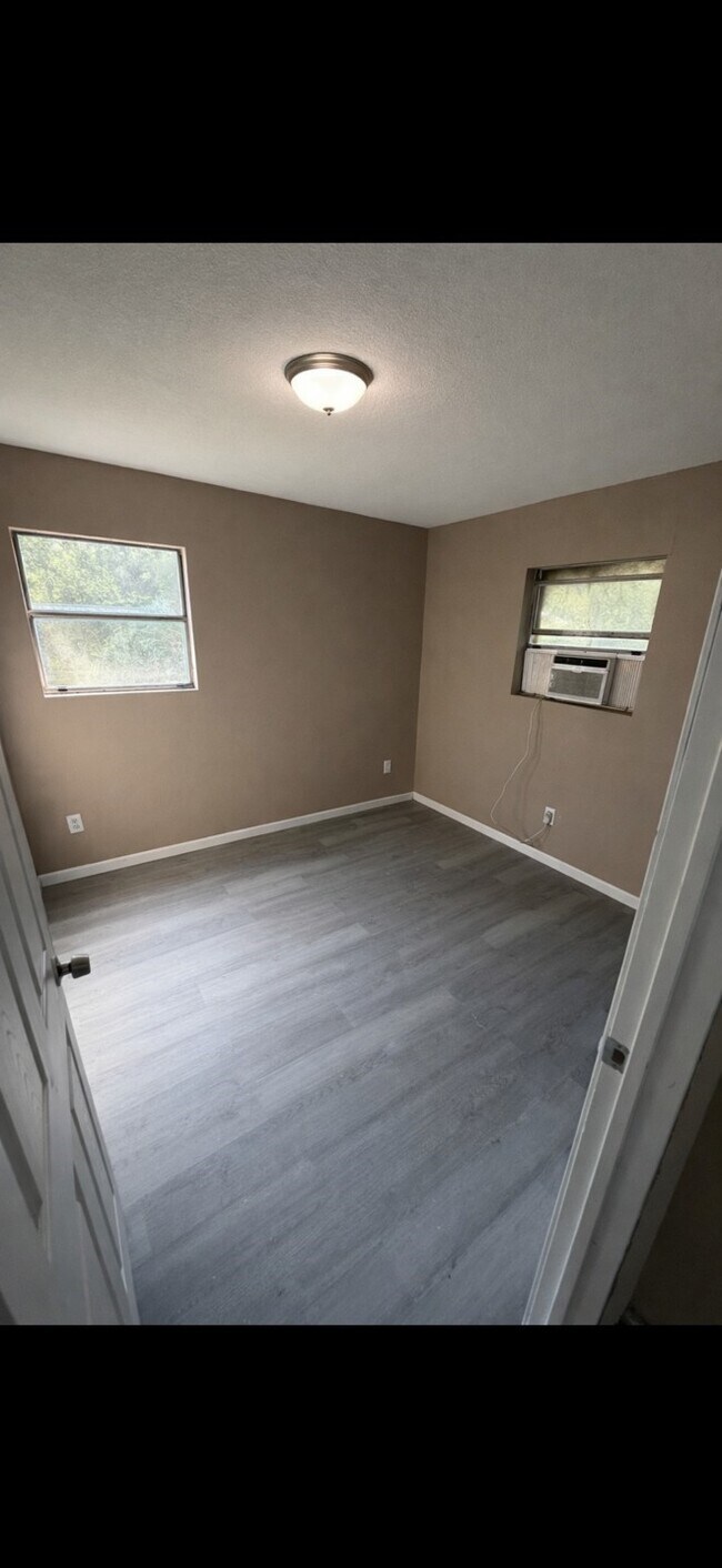 Foto del edificio - 14 Lakeview Dr