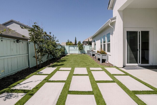 Foto del edificio - High-End 4 Bedroom Home with Solar