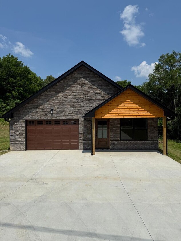 Foto principal - NEW CONSTRUCTION Brick Home