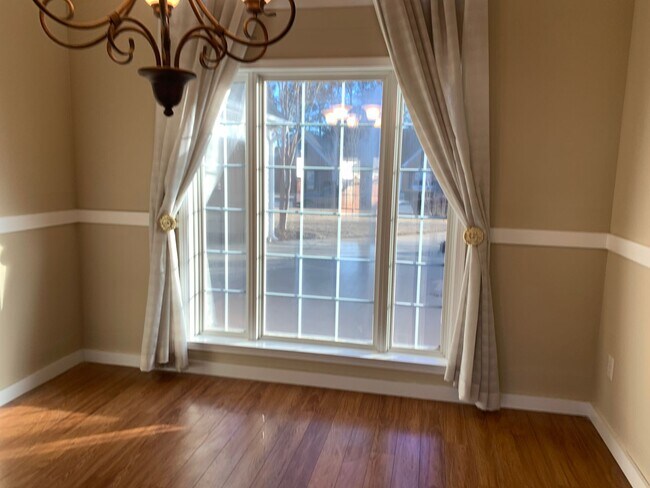 Foto del edificio - Great location, close to everything, newly...