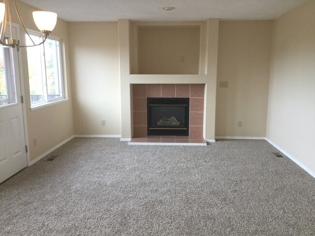 Building Photo - Spacious 5 Bed, 3.5 Bath with mother in la...