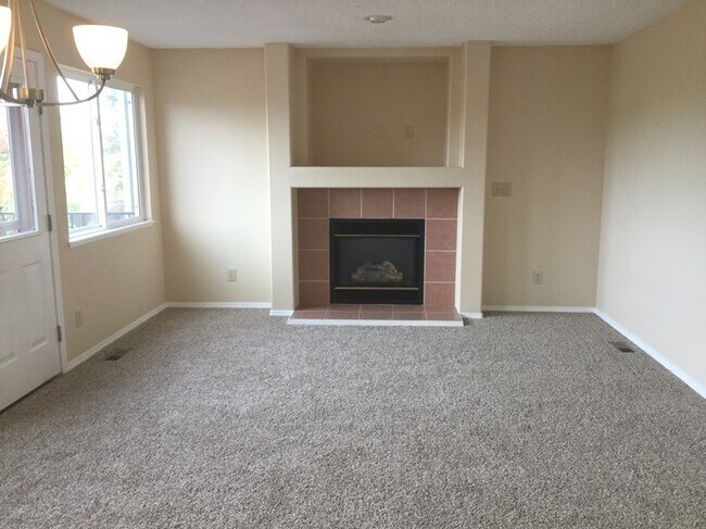 Foto del edificio - Spacious 5 Bed, 3.5 Bath with mother in la...