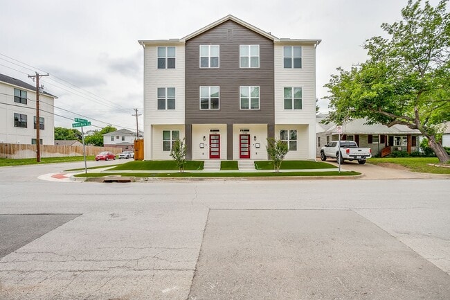 Foto del edificio - 3144 Forest Park Blvd