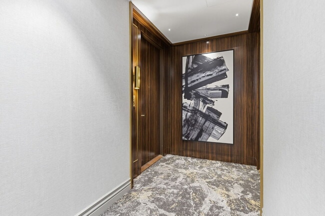 Building Photo - 455-455 Wellington St W