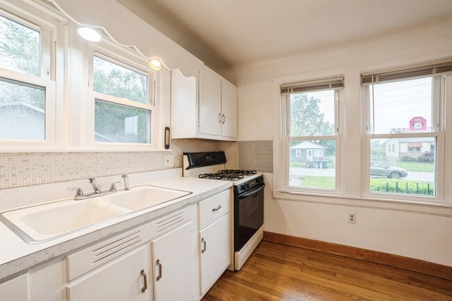 Building Photo - 1282 River Dr