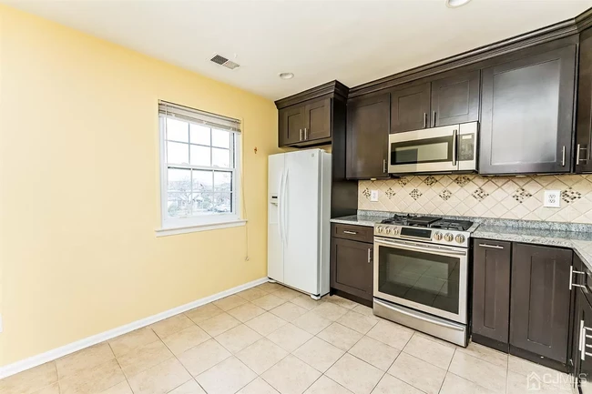 Kitchen - 208 Woodbridge Commons Way