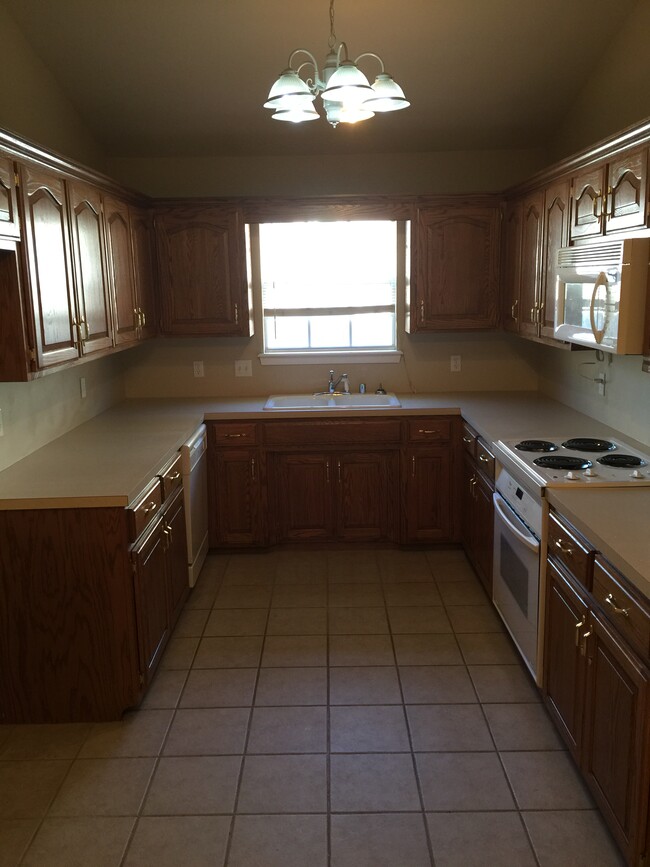 Building Photo - 7600 Red Pine