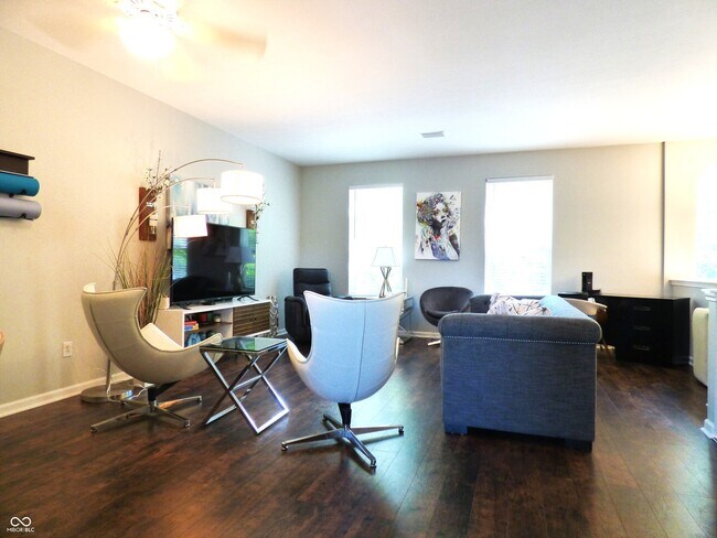 Foto del edificio - 5677 Trammel Ct