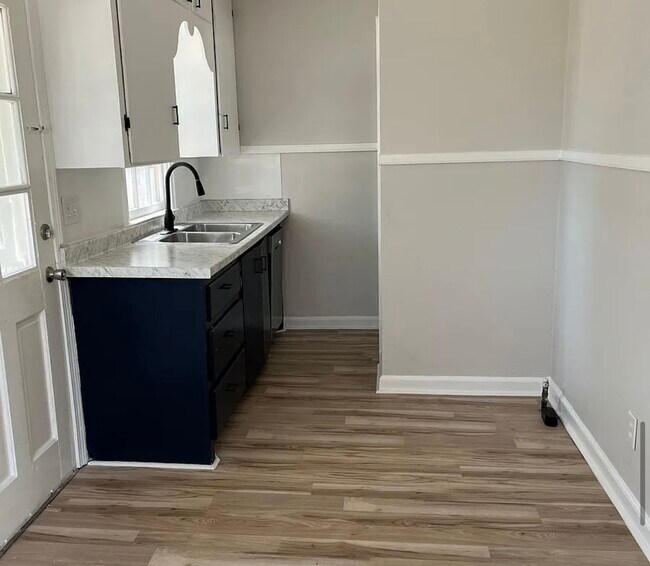 Foto del edificio - 2403 E Bayley St