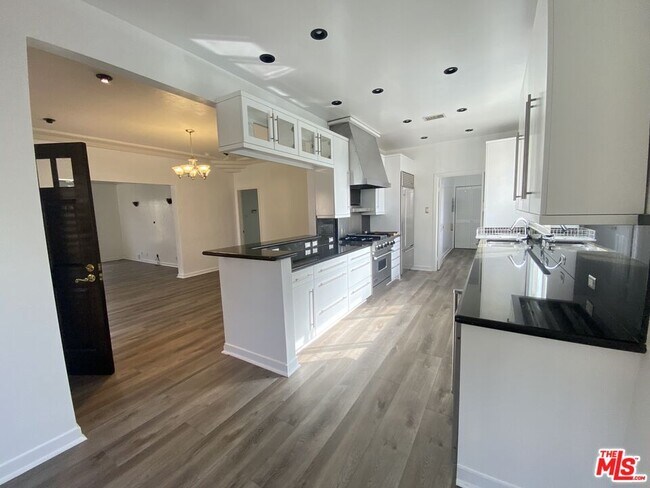 Building Photo - 1250 S Crescent Heights Blvd