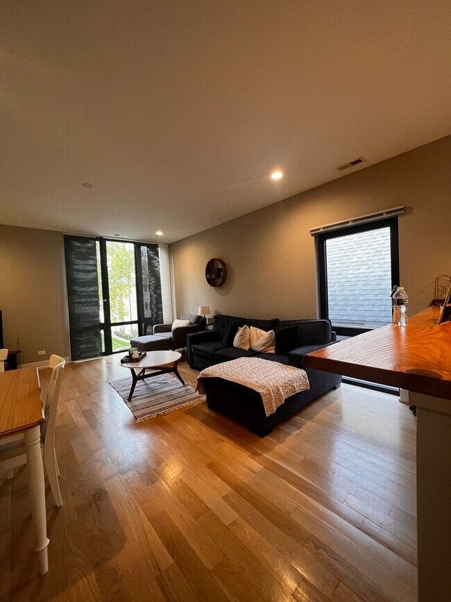 Foto del edificio - 5629 W Higgins Ave