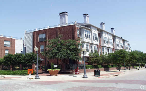 Building Photo - Carriage House