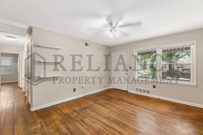 Building Photo - 1126 E Crowley St