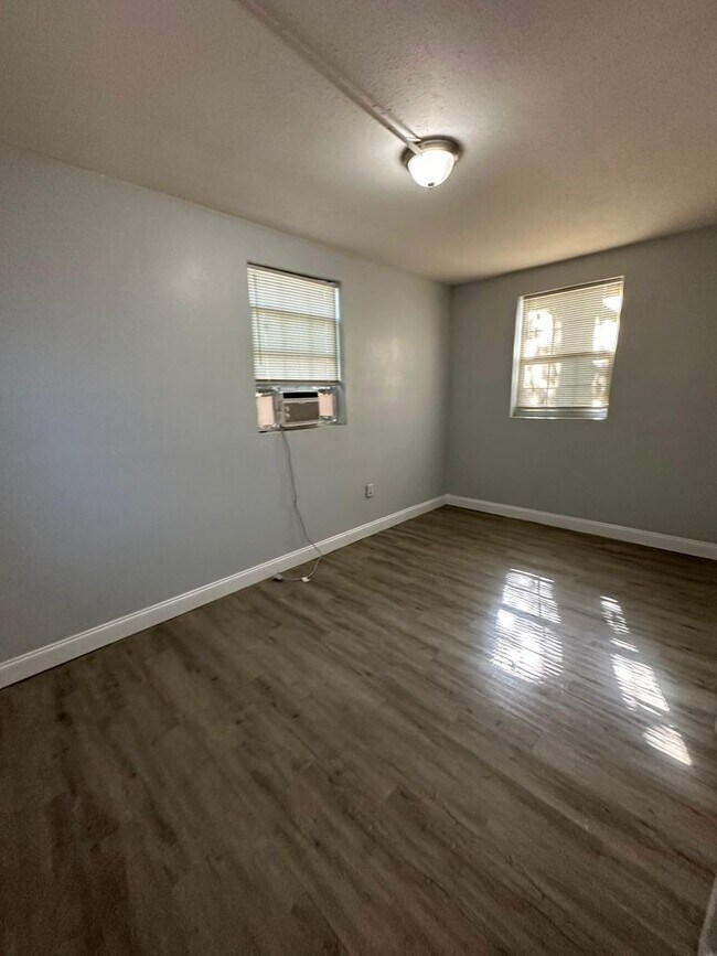 Building Photo - Fully Renovated 2/1-Single Family  Available for Immediate Rent!