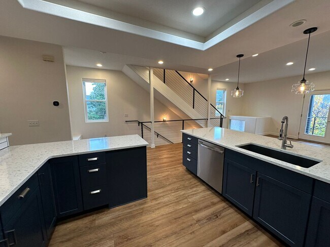 Foto del edificio - Application Pending - 3 Bedroom Townhouse For Rent In Hood River