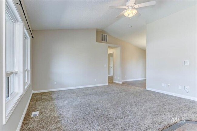 Foto del edificio - 4 Bedroom 2 Bath with RV Parking 2 Car Gar...