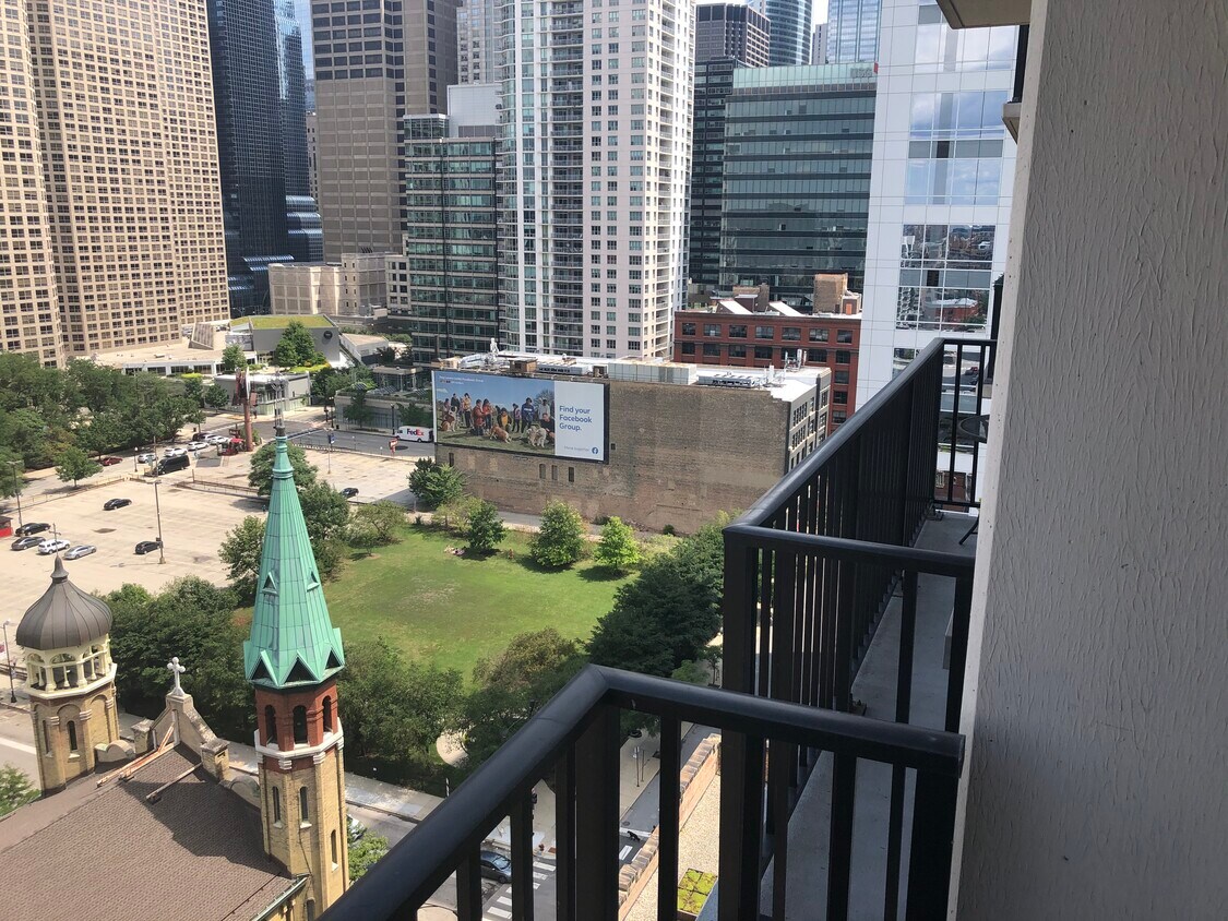 dog friendly park next door - 210 S Desplaines St