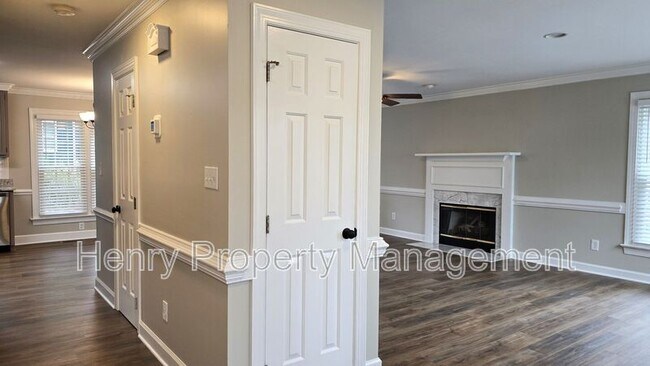 Foto del edificio - 408 Vintage Grove Ln