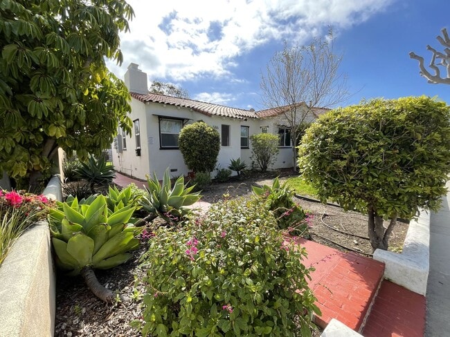 Building Photo - Completely Remodeled Spanish Style Midtown Apartment! Air Conditioning!