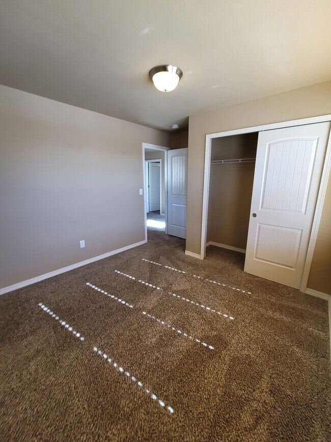Foto del edificio - Spacious 4 Bedroom for Rent on Desert Lily