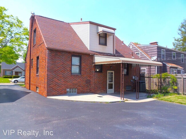 Building Photo - 3 br, 1 bath House - 790 S. Roys Avenue