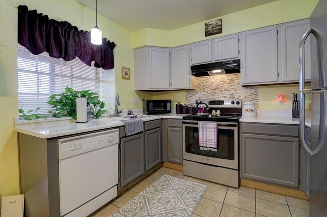 Foto del edificio - Updated 2 Bed/2.5 Bath Townhome in Great W...