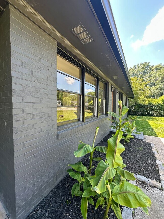 Foto del edificio - Updated 3 Bedroom House on the Eastside