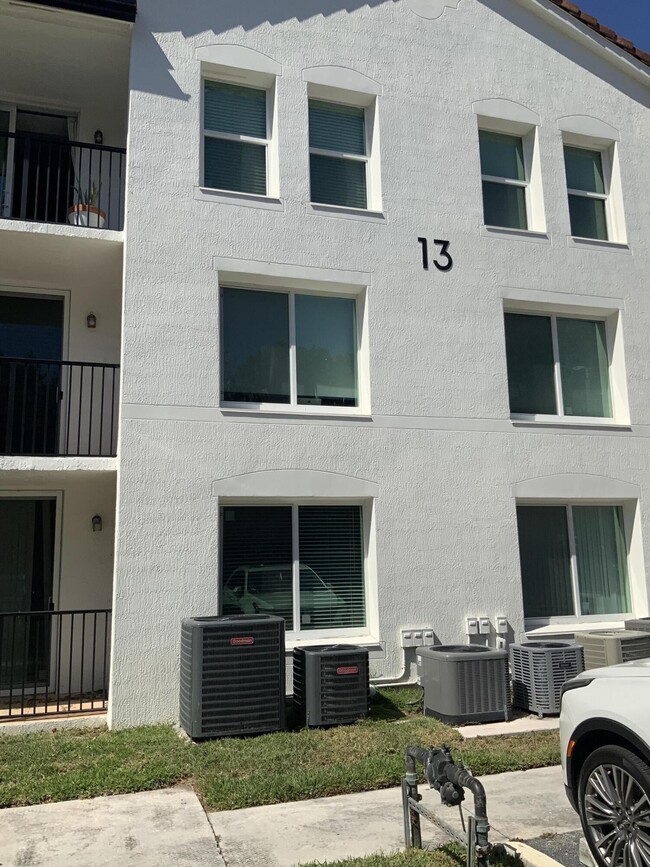 Building Photo - 1304 Villa Cir