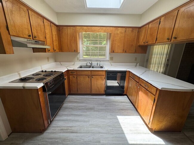 Building Photo - 103 W Greenwich Cir