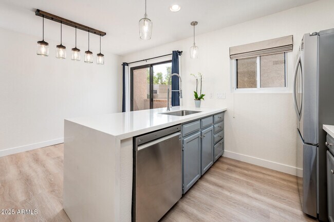 Foto del edificio - 6430 N 77th Way