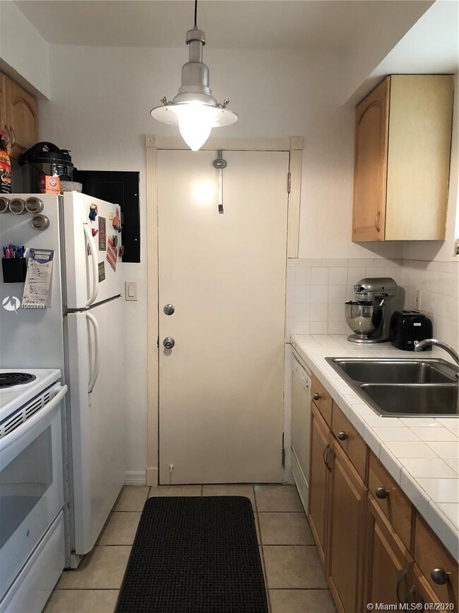 Foto del edificio - 9350 E Bay Harbor Dr