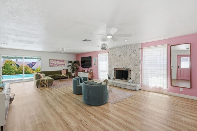 Foto del edificio - Scottsdale Oasis Ready for July move-in!