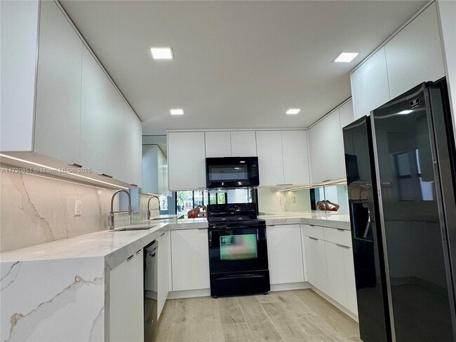 Building Photo - 323 Poinciana Island Dr
