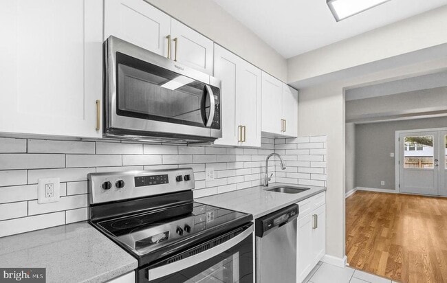 Foto del edificio - 19728 Wootton Ave