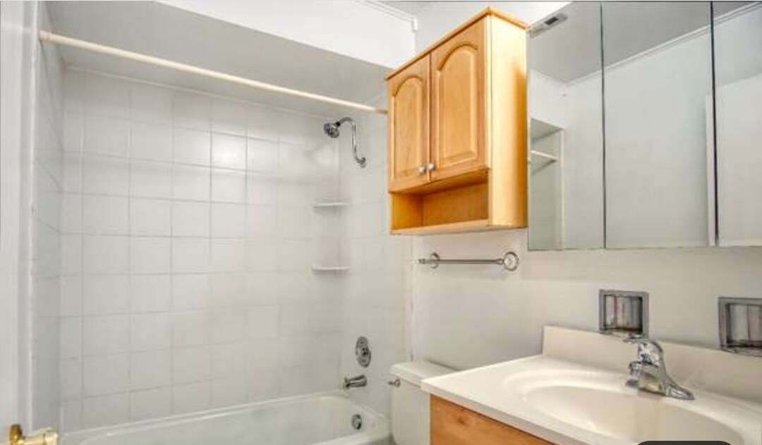 Ceramic bathroom - 7005 99th St