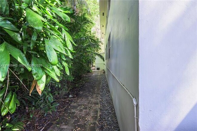 Foto del edificio - 3911 Ponce de Leon Blvd