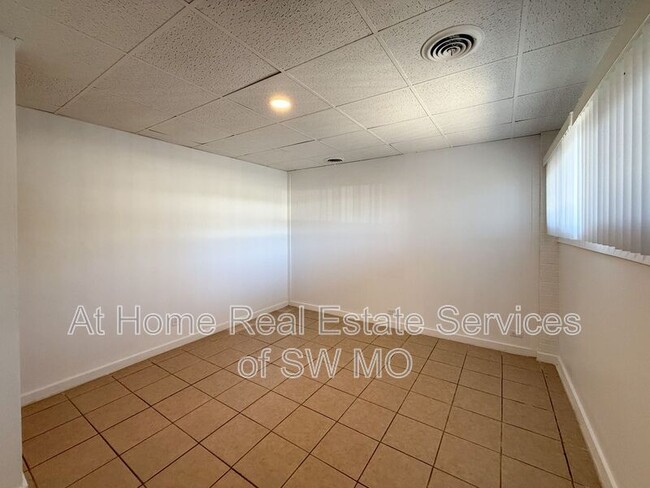 Building Photo - 3342 E Linwood St