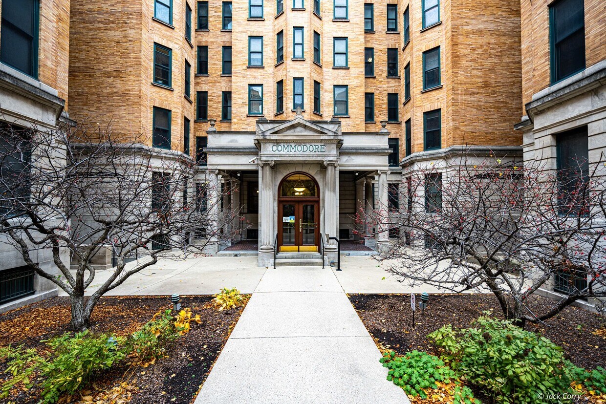 Primary Photo - 550 W Surf St